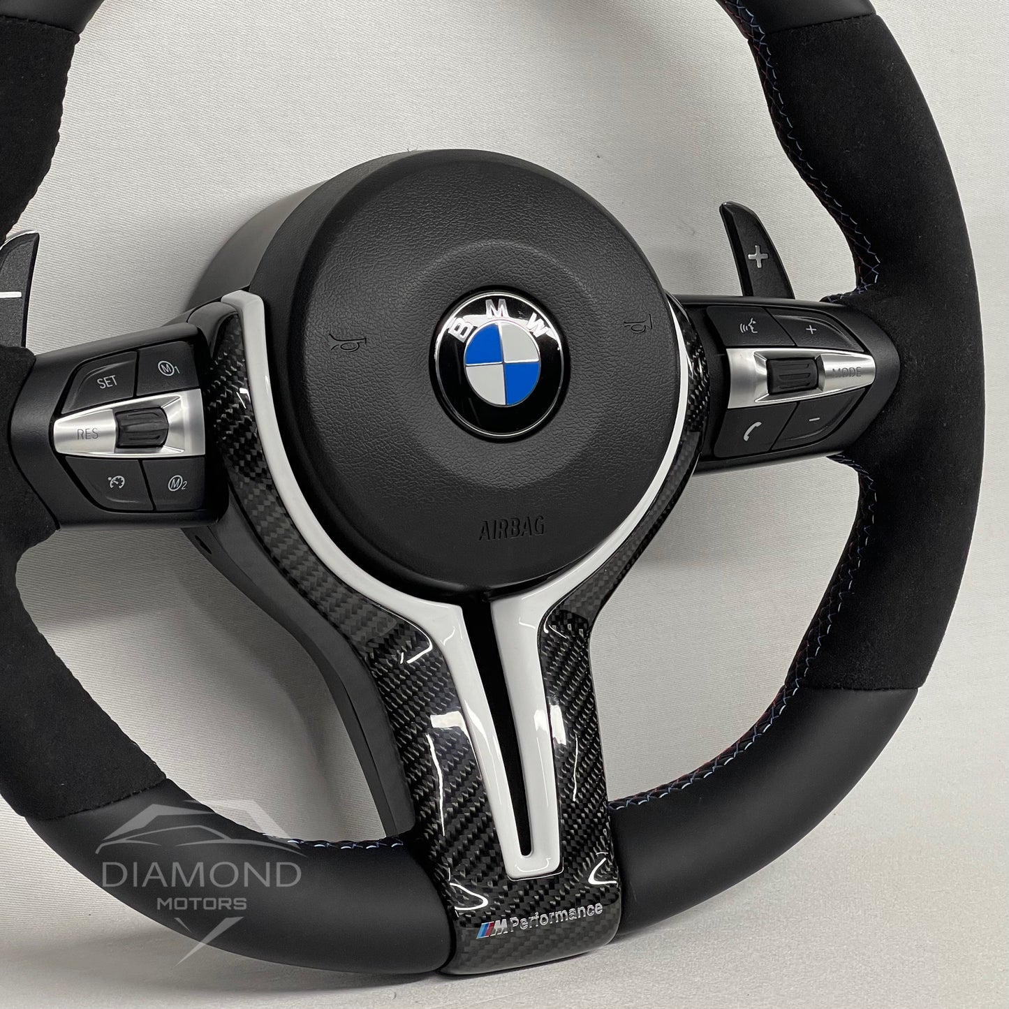 Volant Semi-Alcantara Carbone blanc pour BMW Série 1, 2, 3, 4 et X1 à X6